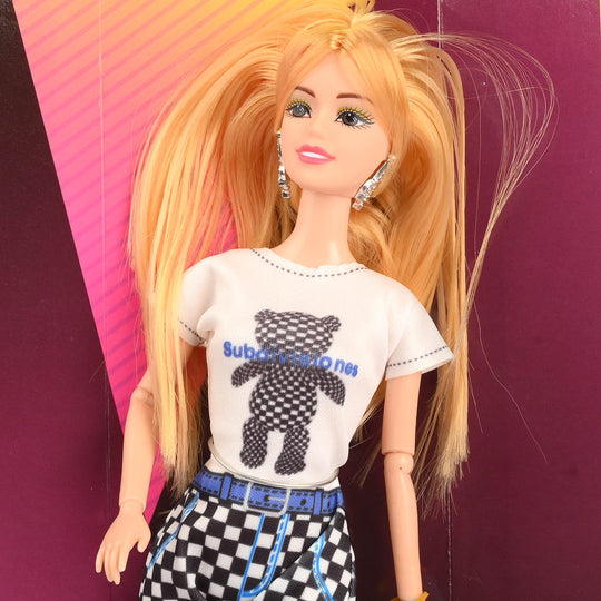 Fashion Girl Doll – Trendy Checkered Outfit & Accessory